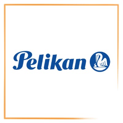 Die orange gerahmte Markenkache von Pelikan. Der Schriftzug Pelikan in koenigsblau und anschliessend ein weisser Pelikan in koenigsblauem Kreis