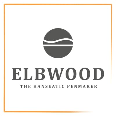 Orange gerahmte Markenkachel mit dem Logo von Elbwood, einem hanseatischen Hersteller von Schreibgeräten, bestehend aus einem stilisierten Kreis mit einer Wellenlinie und dem Firmennamen Elbwood darunter. Untertitelte mit dem Slogan The Hanseatic Penmaker