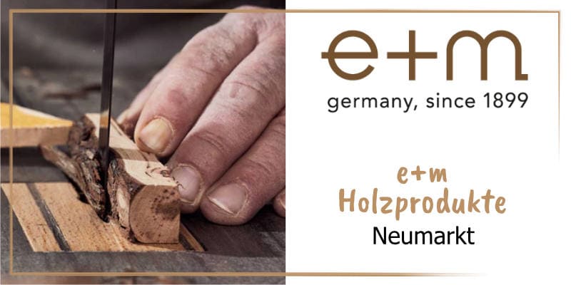 Auf der goldbraun gerahmten WasRegionales-Markenkachel eine Hand schiebt ein berindetes Holzstuekc an einer Saege; das Logo von e+m Holzprodukte; darunter der Schriftzug e+m Holzuprodukte, Neumarkt