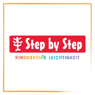 Die orange gerahmte Markenkachel von Step by Step. Der weisse Schriftzug Step by Step mit grafischem Markenelement auf rotem Hintergrund. Darunter findet sich der Slogan Kinderbunte Leichtigkeit in Regenbogenfarben.