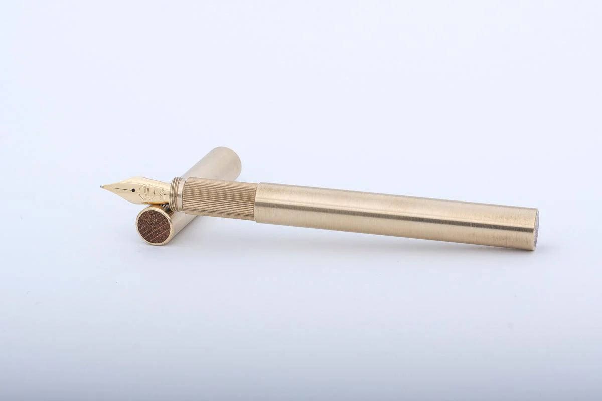 Longcap aus gebürstetem Messing & Eiche | ELBWOOD Füllhalter