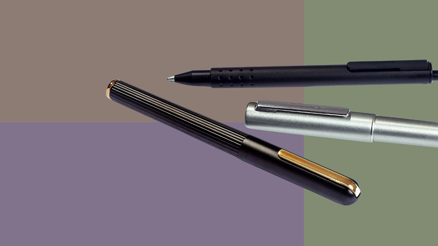 verschiedene LAMY Tintenroller auf farbigem Hintergrund