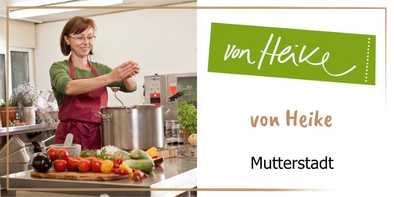 Auf der goldbraun gerahmten WasRegionales-Markenkachel steht Heike Fehmel in der Gemüseküche an einem großen Topf mit viel Gemuese auf die Verarbeitung wartend; das Logo von "von Heike"; darunter der Schriftzug von Heike, Mutterstadt