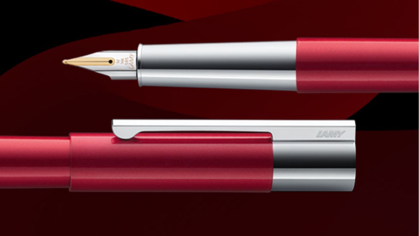 LAMY Scala in pianored vor rotem Hintergrund