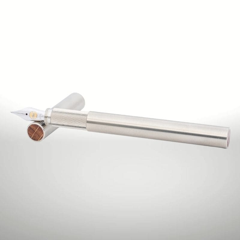 Longcap gebürstetes Neusilber & Eiche | ELBWOOD Füllhalter