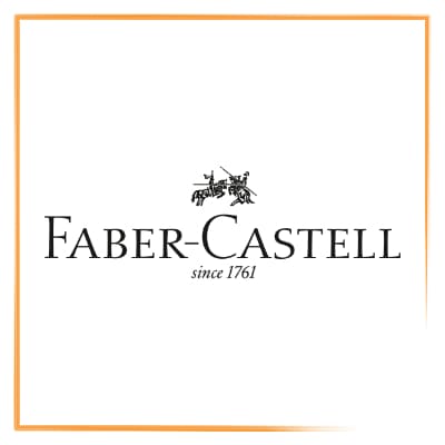 In orange gerahmter Markenkachel der Firmenschriftzug Faber-CAstell elegant in Grossbuchstaben. Untertitelt wird der Name mit since 1762 in Kleinbuchstaben. Die zwei kaempfenden Lanzenreiter finden sich oberhalb des  Schriftzuges.