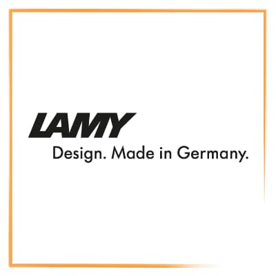 Markenkachel orange gerahmt von Lamy. Das Logo aus massivem Schriftzug in schwarzen Grossbuchstaben Lamy und darunter schmaler, cleaner in schwarz der Untertitle Design. Made in Germany. 