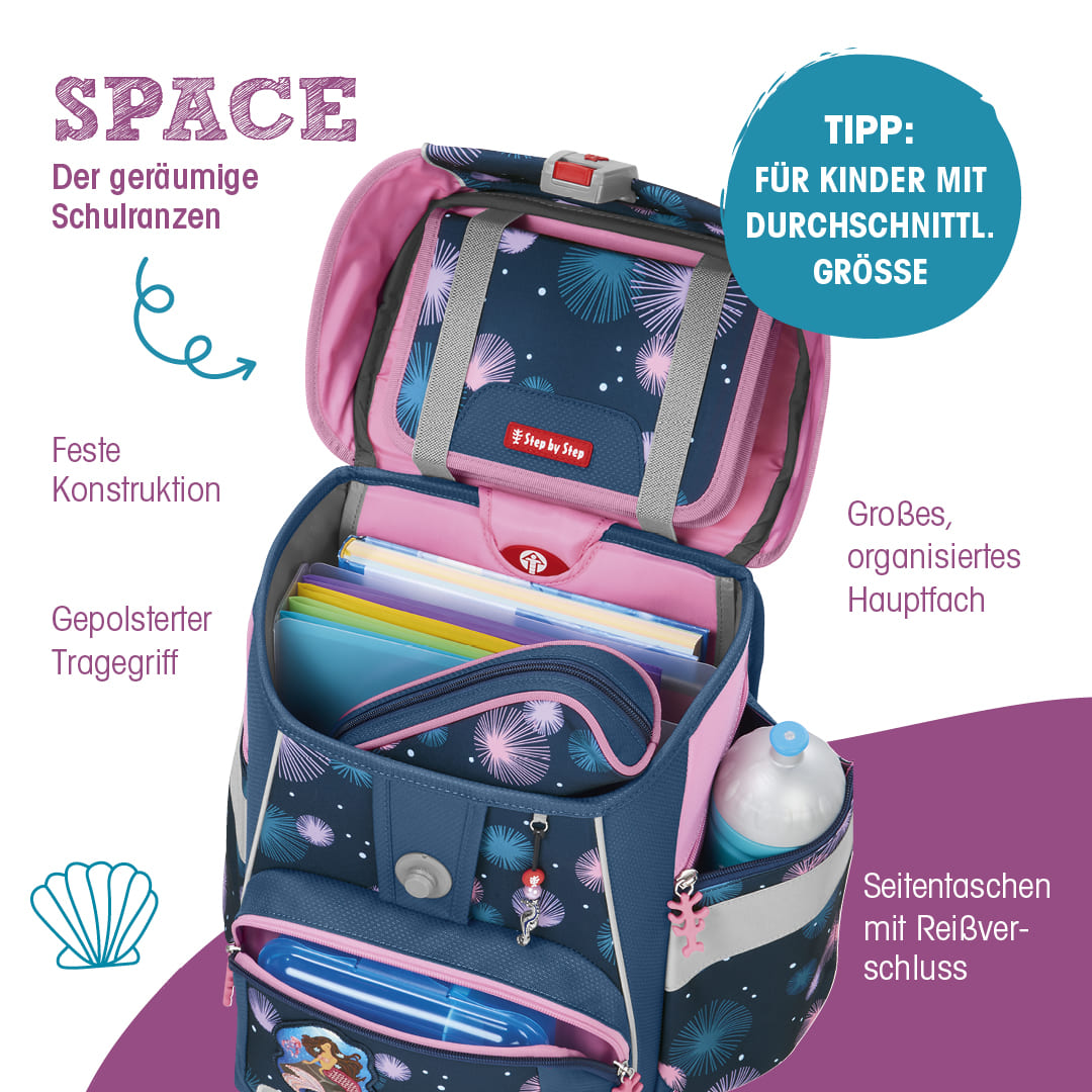 geoeffneter Space Step by Step Ranzen mit aufgezaehlten Vorteilen: feste Konstruktion, gepolsterter Tragegriff, grosses organisiertes Hauptfach, Seitentaschen miot Reissverschluss. Tipp fuer Kinder in durchschnittlicher Groesse |KoenigPlus 