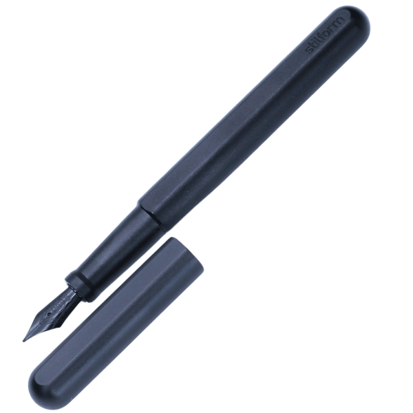 stilform INK Füllhalter aluminium Warp Black mit schwarzer Stahlfeder schreibbereit mit Kappe bei König Plus online